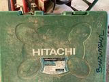 une boîte verte sur laquelle est inscrit « Hitachi »