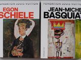 deux livres posés sur une table
