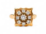 Gros plan sur une bague en or ornée de diamants
