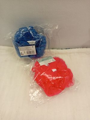 deux pelotes de laine emballées dans des sacs en plastique, posées sur un lit