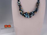 un gros plan sur un collier et un bracelet portés par un mannequin