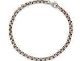 un bracelet en argent orné de deux rangées de perles sur fond blanc