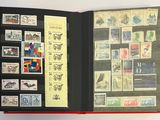 un livre ouvert avec des timbres sur une table