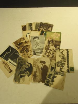 une pile de vieilles cartes de baseball posée sur une table