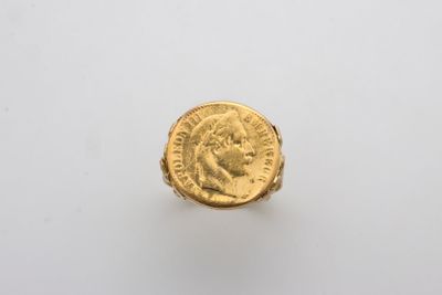 une image d'une pièce d'or sur une surface blanche