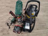 une photo d'un aspirateur et d'autres outils posés par terre
