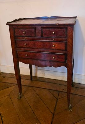 Table de salon en bois de placage, ouvrant par quatre tiroir…