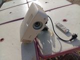 un téléviseur posé sur une table à côté d'une télécommande
