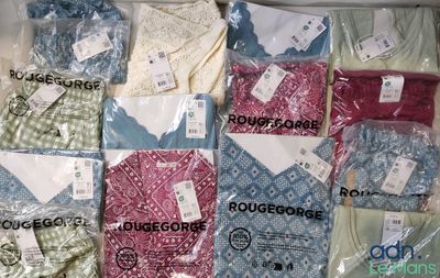 beaucoup de chemises pour hommes rangées dans une boîte