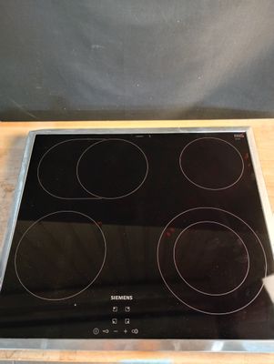 une plaque de cuisson noire équipée de quatre feux