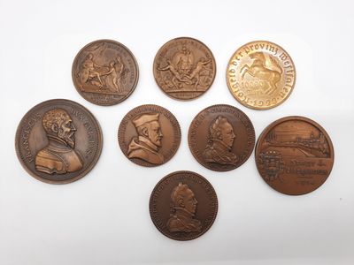 un ensemble de six pièces de monnaie en bronze de tailles et de formes variées