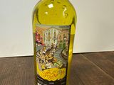 une photo d'une bouteille contenant un liquide jaune posée sur une table en bois