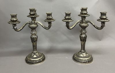 Paire de flambeaux en métal argenté à décor de feuilles d'ac… - Photo 1