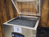 un gros plan d'une machine posée sur une table