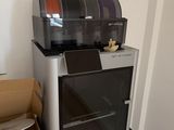 un four à micro-ondes posé sur une commode dans une pièce