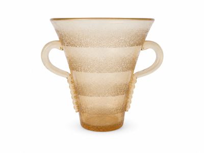 un vase en verre muni d'une anse, sur fond blanc