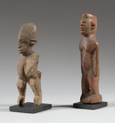 une paire de figurines en bois sculpté représentant un homme et une femme