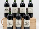 six bouteilles de vin rouge dans un coffret en bois sur fond blanc