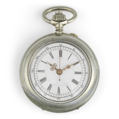 une montre de poche en argent avec des chiffres romains sur le cadran