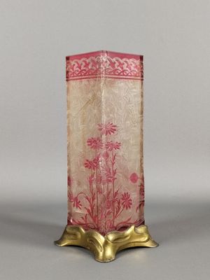 un vase en verre orné d'un motif rose et doré