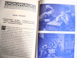 un livre ouvert avec des photos de personnes assises à une table