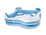 une piscine gonflable aux motifs bleus et blancs