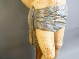 une statue en bois représentant Jésus sur une croix, recouverte d'un tissu