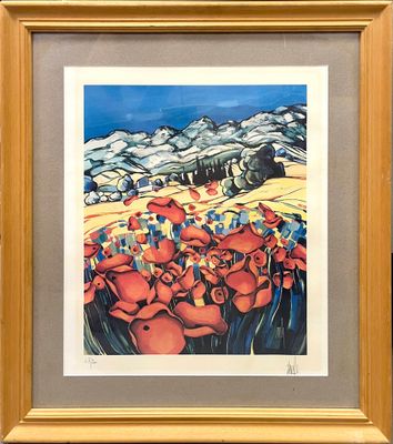 tableau représentant un champ de fleurs rouges avec des montagnes en arrière-plan