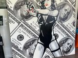 une photo d'un tableau représentant une femme avec de l'argent dessus