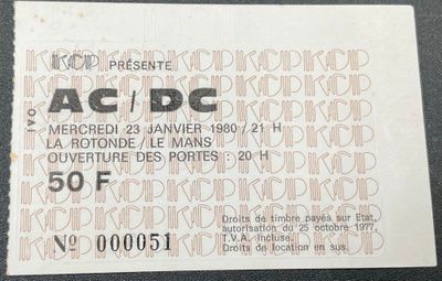 une étiquette sur un bout de papier sur laquelle est inscrit « AC / DC »