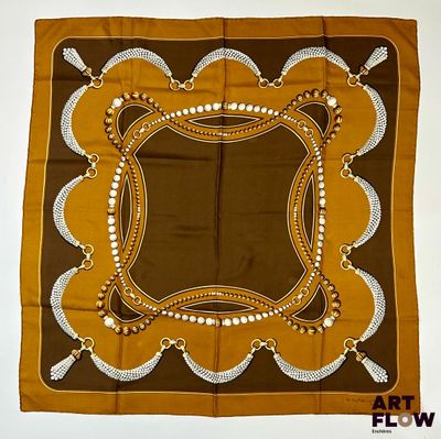 une photo d'une écharpe carrée marron et blanche ornée d'un motif décoratif