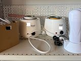 un mixeur blanc posé sur une étagère à côté d'autres appareils électroménagers