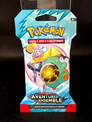 gros plan d'une boîte de cartes pokemon sur une table