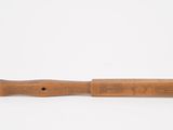 un vieux couteau en bois avec un manche en bois posé sur une surface blanche