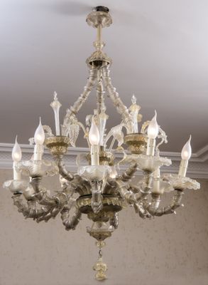 un lustre composé de nombreuses ampoules suspendues au plafond