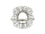 gros plan d'une bague en diamant sur fond blanc