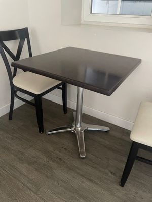 deux chaises et une table dans le coin d'une pièce