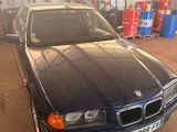 une voiture noire garée dans un garage à côté d'autres voitures