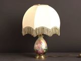 une lampe posée sur une table à côté d'une lampe