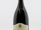 une bouteille de vin posée sur une table