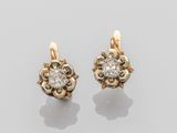 une paire de boucles d'oreilles en diamant