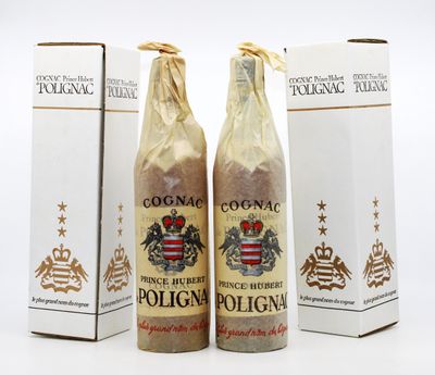 deux bouteilles de vin posées l'une à côté de l'autre devant une boîte