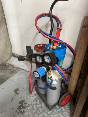 une image d'un détendeur de propane muni d'un tuyau
