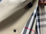 La veste est de couleur beige et présente un motif à carreaux.