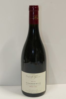 une bouteille de vin posée sur une table