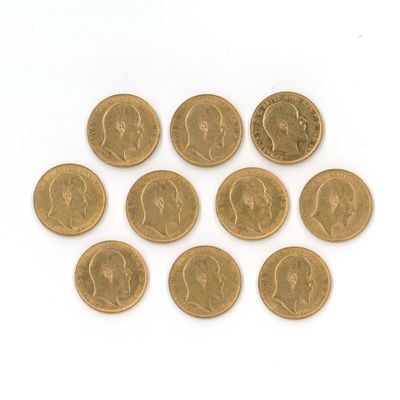 gros plan d'un paquet de pièces d'or sur une surface blanche