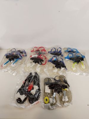 tout un tas d'objets divers rangés dans des sacs en plastique sur une table