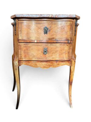 une vieille commode en bois avec un plateau en marbre