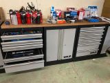 un établi avec de nombreux outils dans un garage