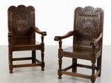 paire de chaises anciennes en chêne sculpté, ornées de têtes de lion sur le dossier